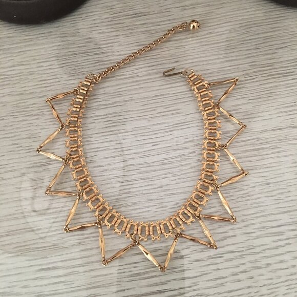 Costume Jewelry Women's Vintage Gold Triangle Necklace - Picture 4 of 4